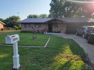 1229 S Wood Ave, Hominy, OK 74035