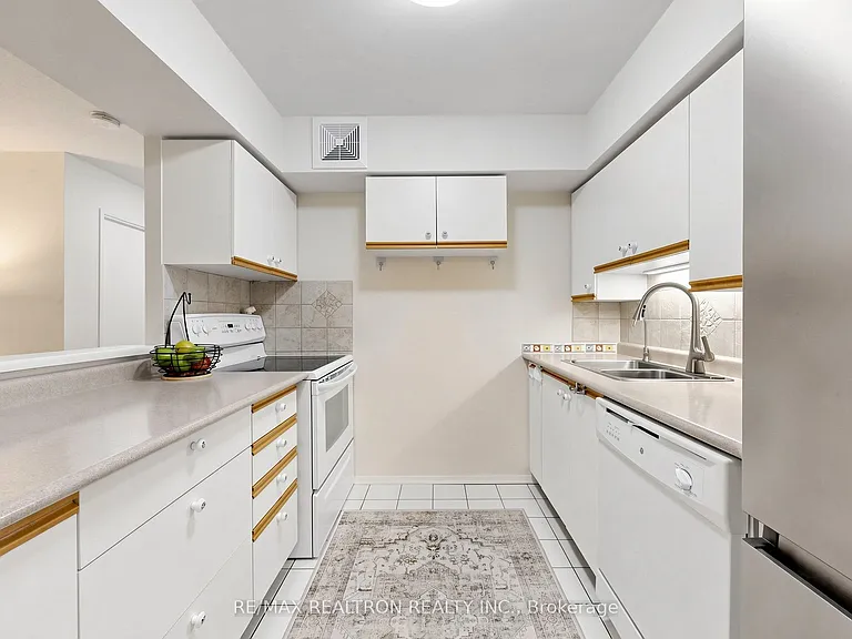 326 Major Mackenzie Dr E #307 — Photo 14