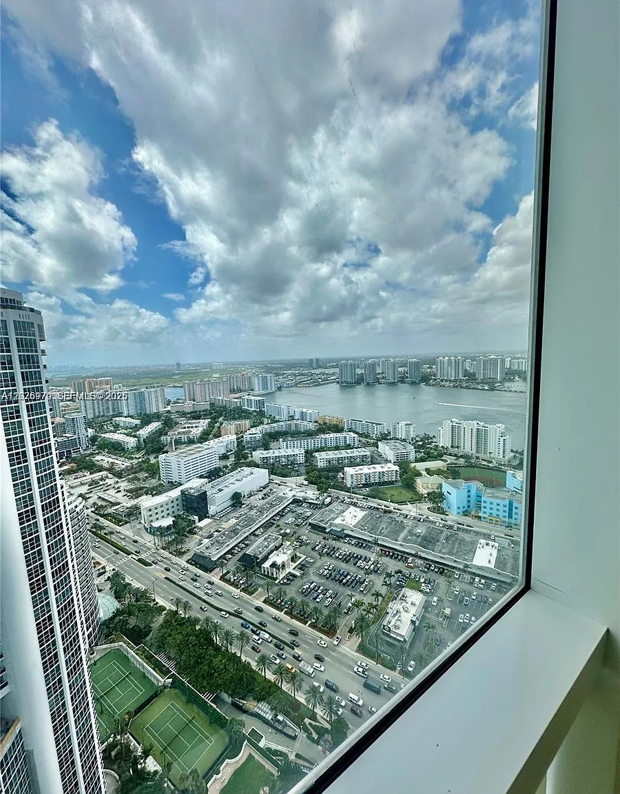 Trump Royale Condo — Photo 4
