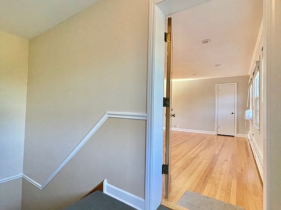 4th image of 1406 Hinman Ave APT 3N