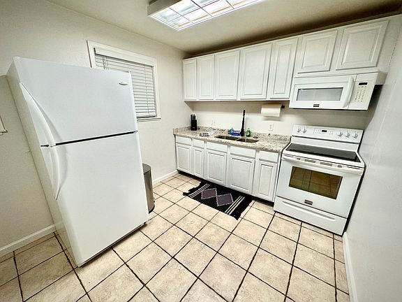 5th image of 211 University Dr APT A