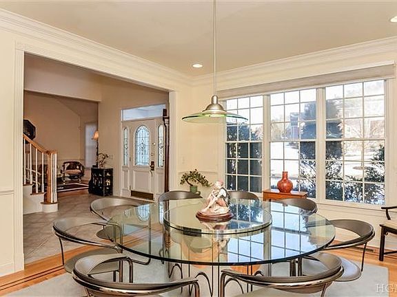 4th image of 12 Stratford Dr