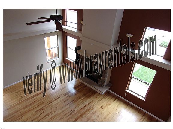 1401 Catalina Ave. living room