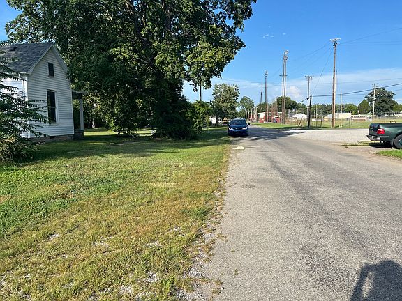 4th image of 902 W 4th St