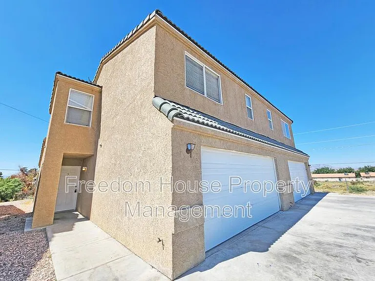 1080 Karen Ct #3 — Photo 4