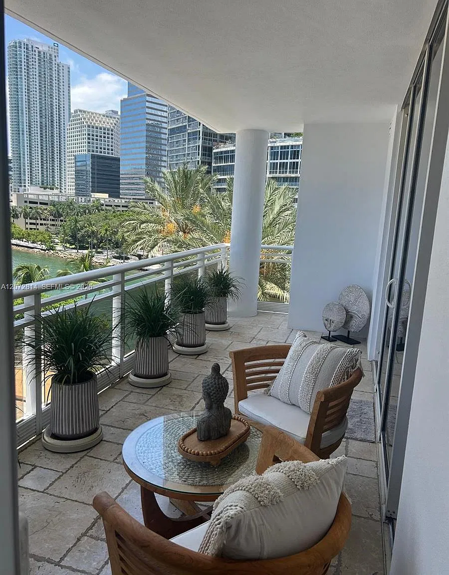 Carbonell Condo — Photo 4