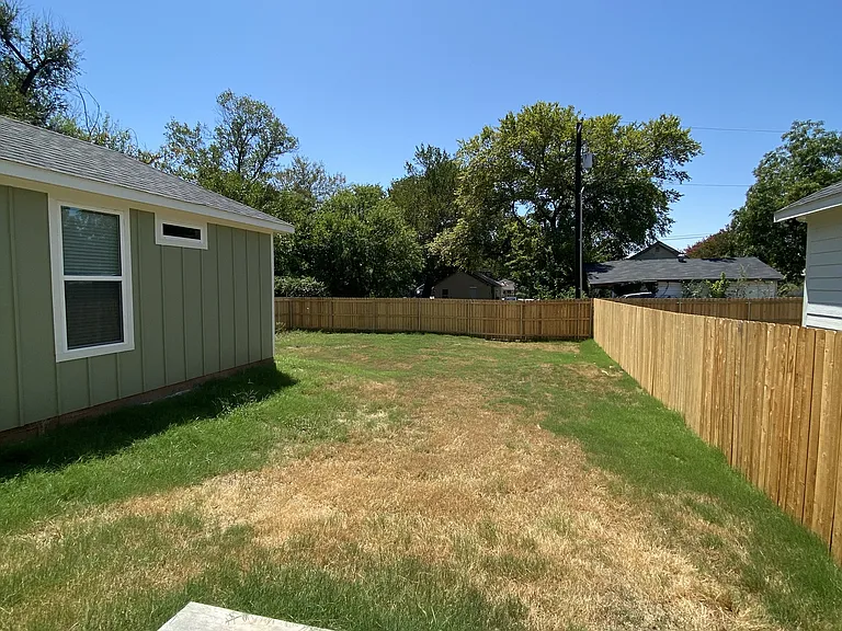 622 W Florence St — Photo 21