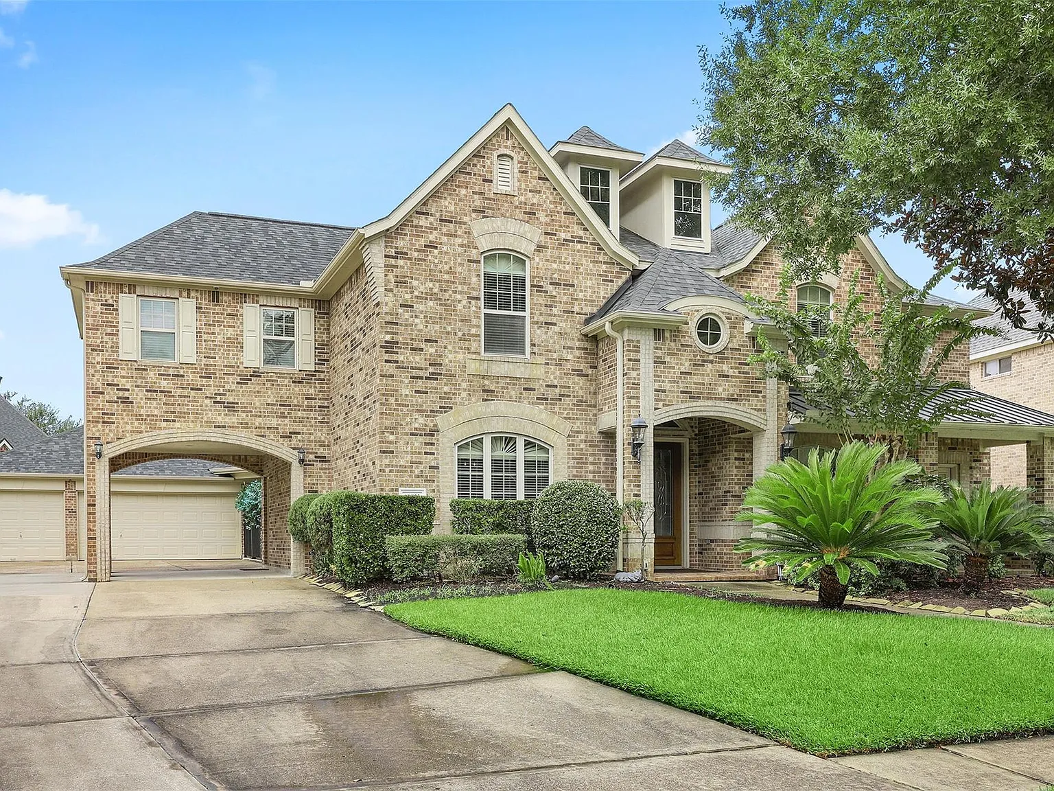 5 bed, 4.0 bath, 3990 sqft, $4,500 — Photo 2