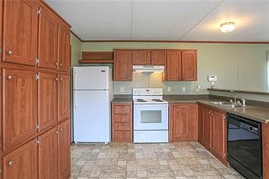 4th image of 722 Beaufort St E