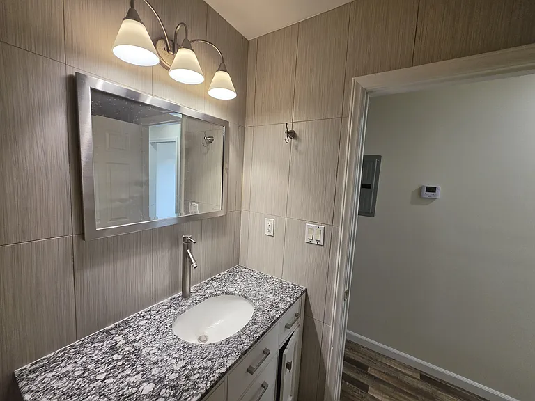 1250 S Orange St — Photo 22