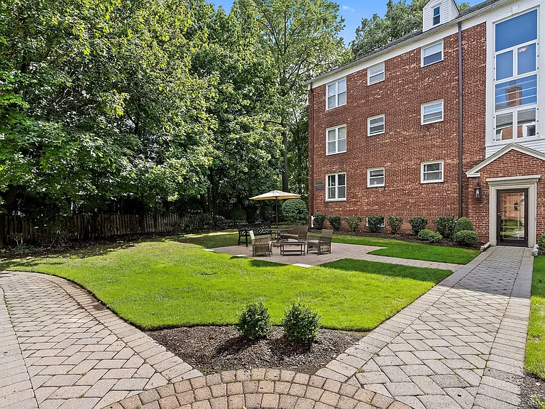 188 Bellevue Ave Apartments — Photo 14