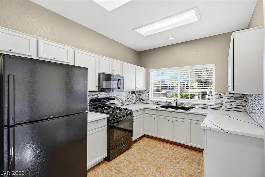 3 bed, 2.0 bath, 1252 sqft, $1,950 — Photo 2