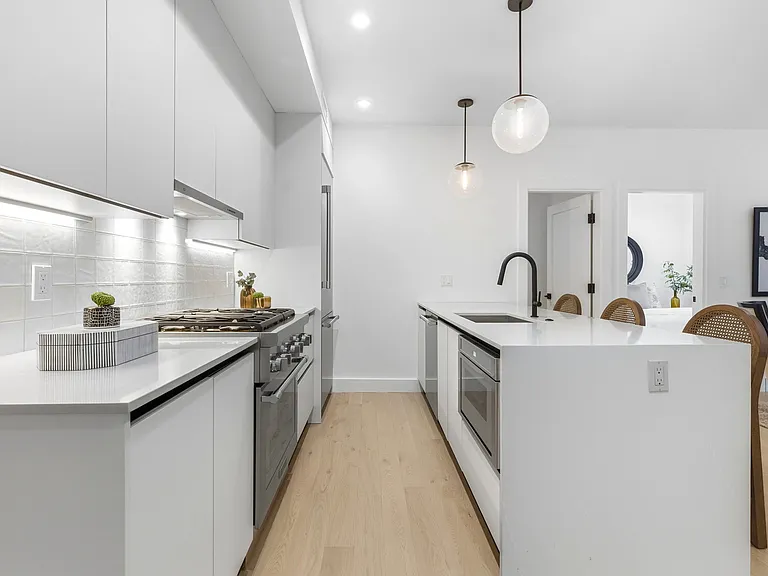 472 W Broadway #202 — Photo 10