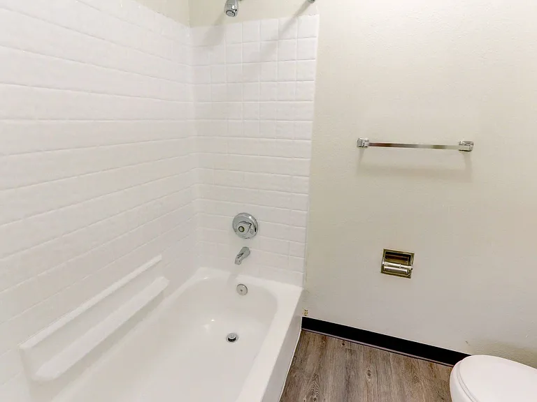 Americana Lakewood Apartments — Photo 38