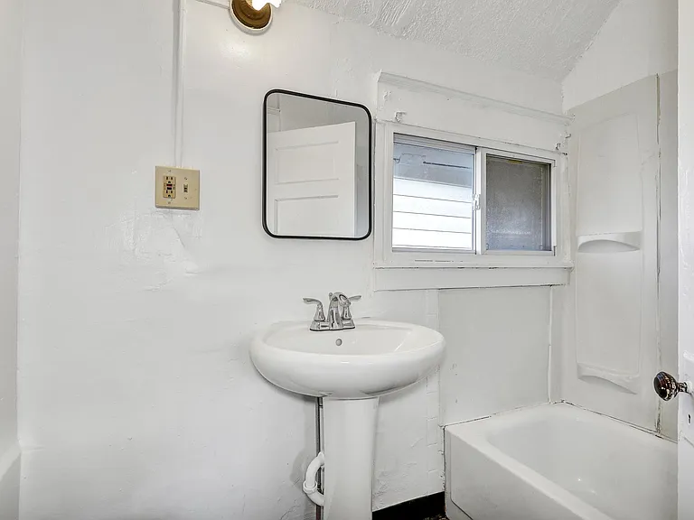 416 W Saginaw St #1/2 — Photo 3