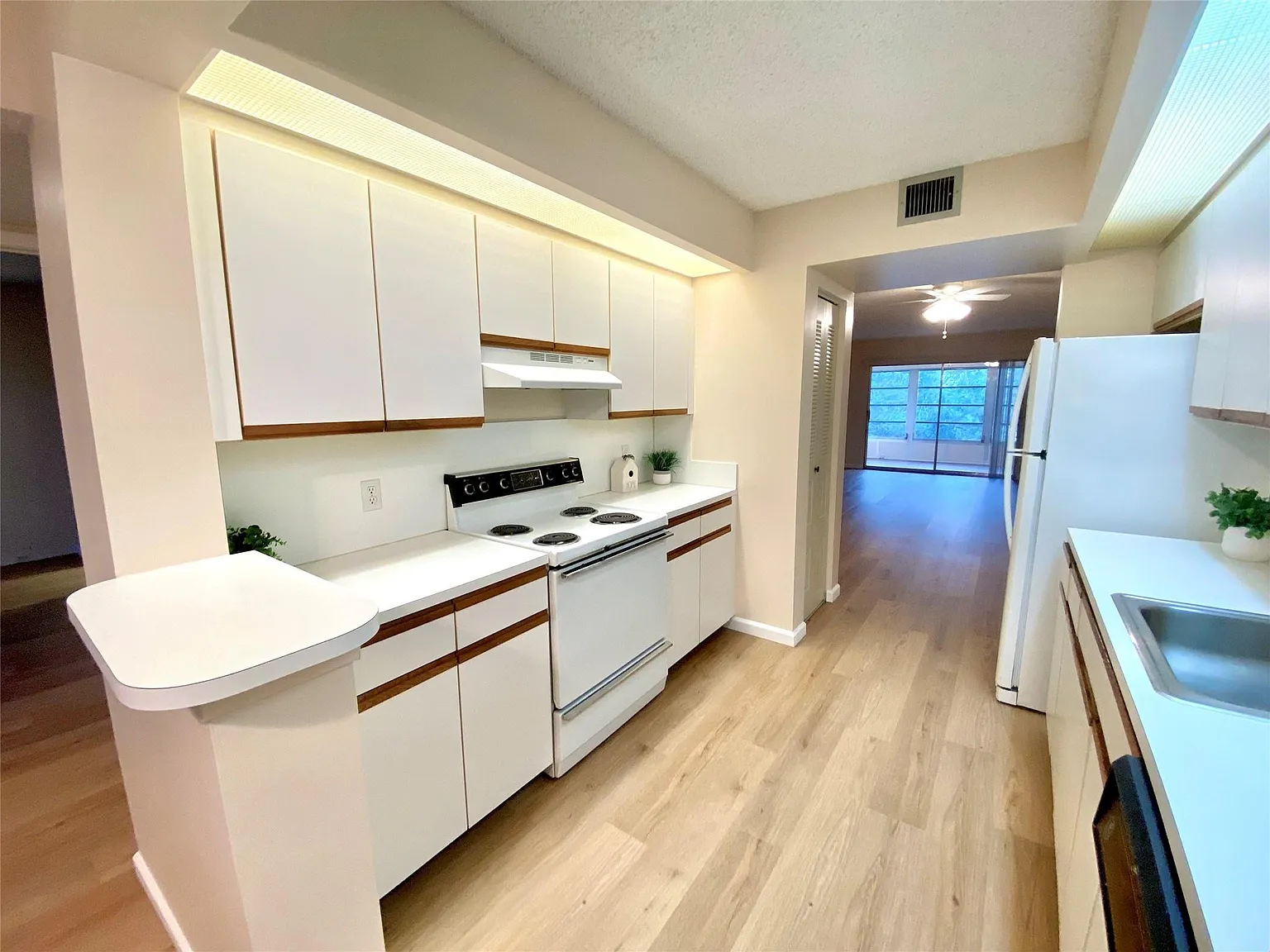 2 bed, 2.0 bath, 1351 sqft, $2,450 — Photo 4