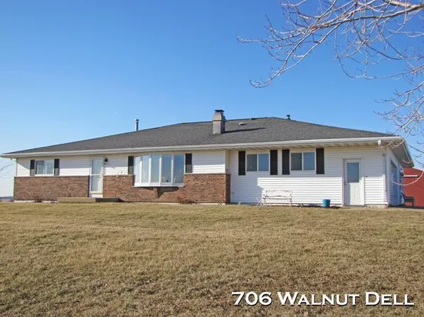 706 Walnut Dell Road, Platteville, WI 53818