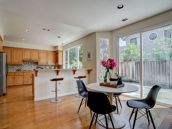Breakfast/Dining Area 