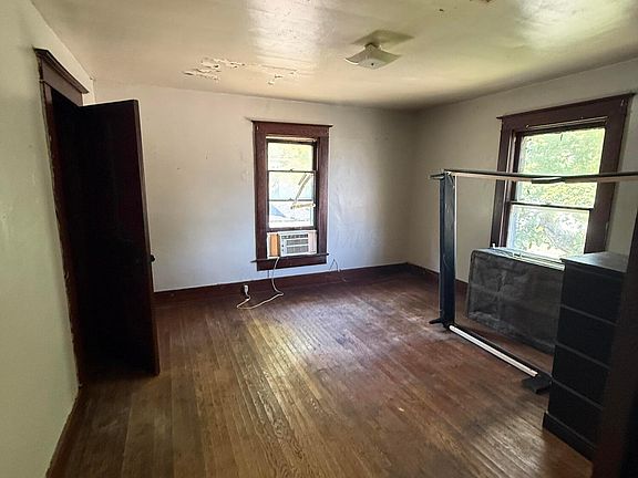5th image of 52 E 2nd St