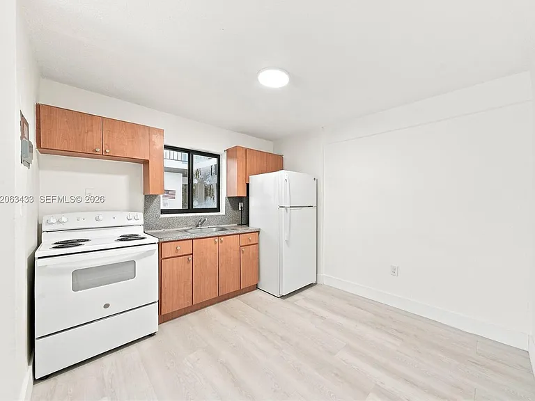 634 SW 7th Ct #5 — Photo 7