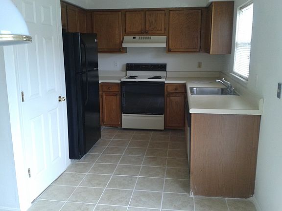 5th image of 181 Pinecove Ave