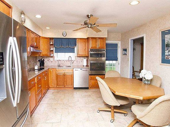 4th image of 34 E Hill Dr