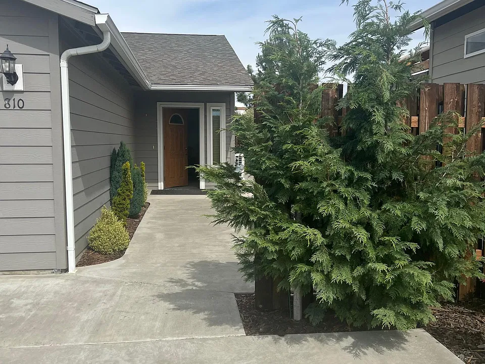 810 S Golden Ave