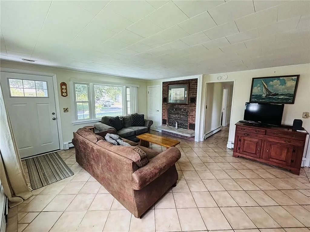 3 bed, 1.0 bath, 1130 sqft, $2,600 — Photo 3