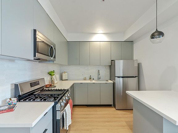 5th image of 427 N Alexandria Ave