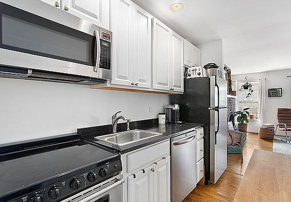 4th image of 251 W 21st St APT 2