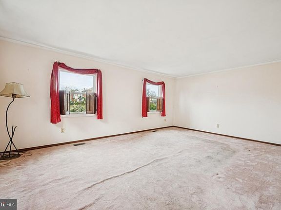 4th image of 176 Rockland Dr