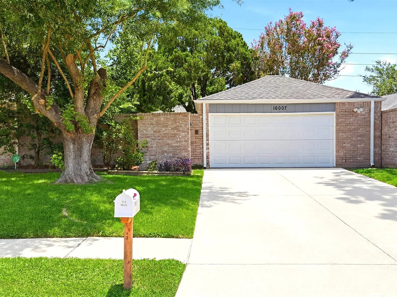 3 bed, 2.0 bath, 1500 sqft, $2,000 — Photo 2