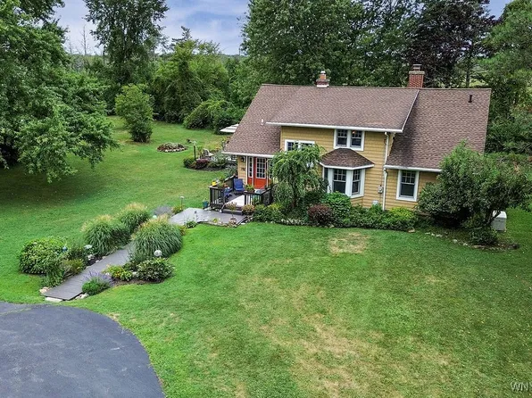 767 Sturgeon Point Rd, Derby, NY 14047