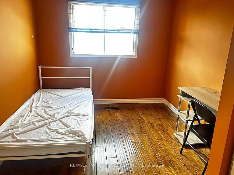 254 Camille Cres — Photo 7