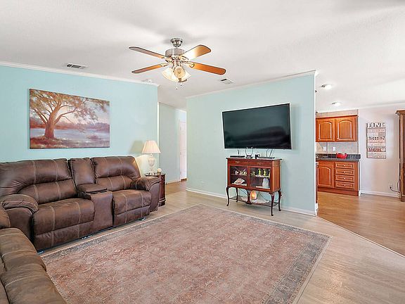 5th image of 104 Park Ct