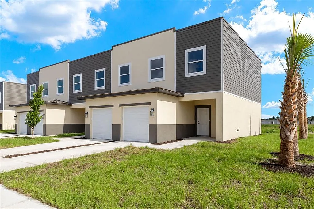 3 bed, 2.5 bath, 1265 sqft, $2,100 — Photo 3