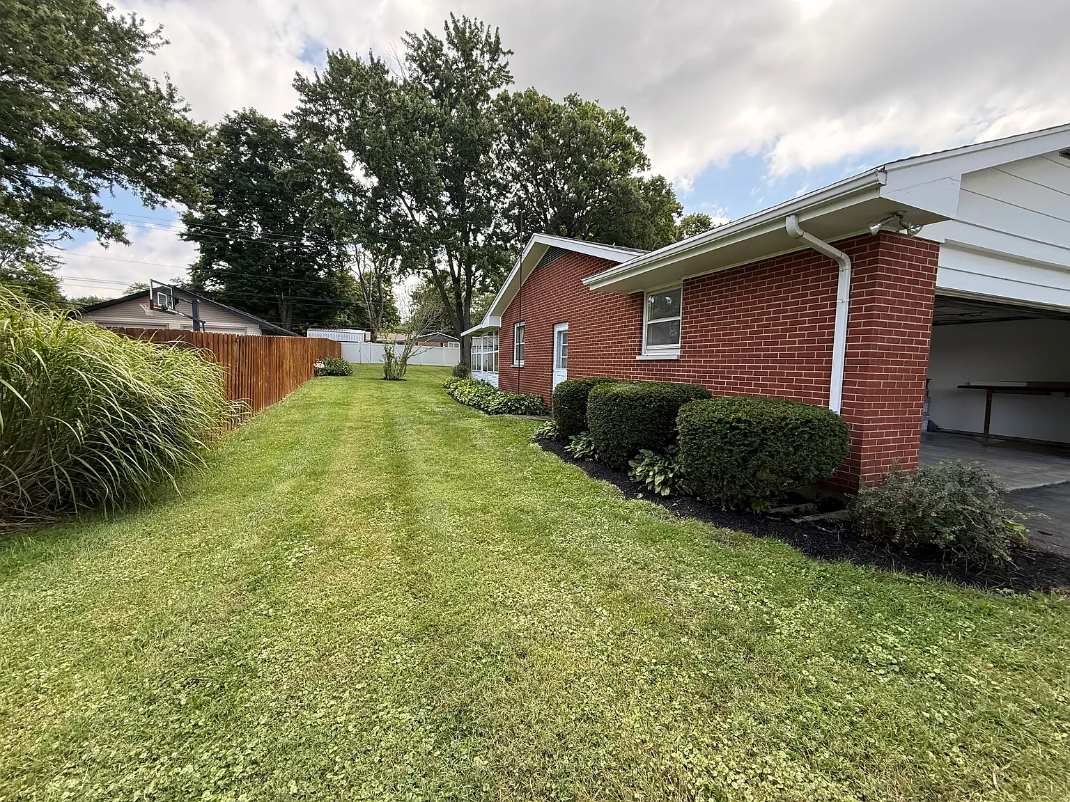 3 bed, 1.5 bath, 1628 sqft, $2,200 — Photo 3