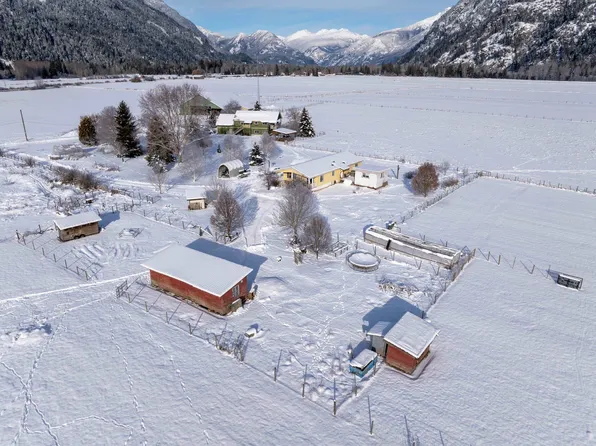 899 Erickson Rd, Squamish Lillooet, BC V0N 2L2