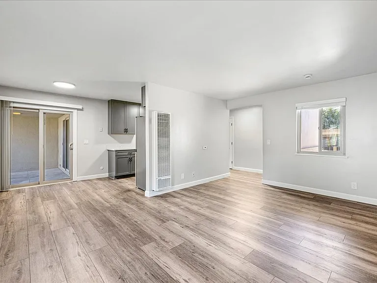 Plaza Apartments — Photo 10