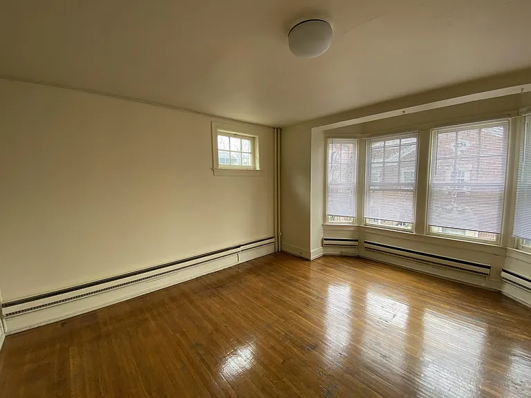 162 E Market St — Photo 6