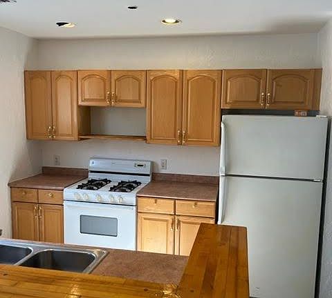 2nd image of 915 Lake Ave #1