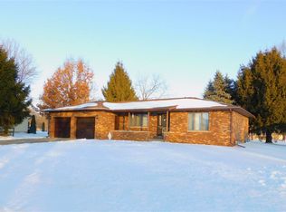 140 Nelson Cir, Manchester, IA 52057