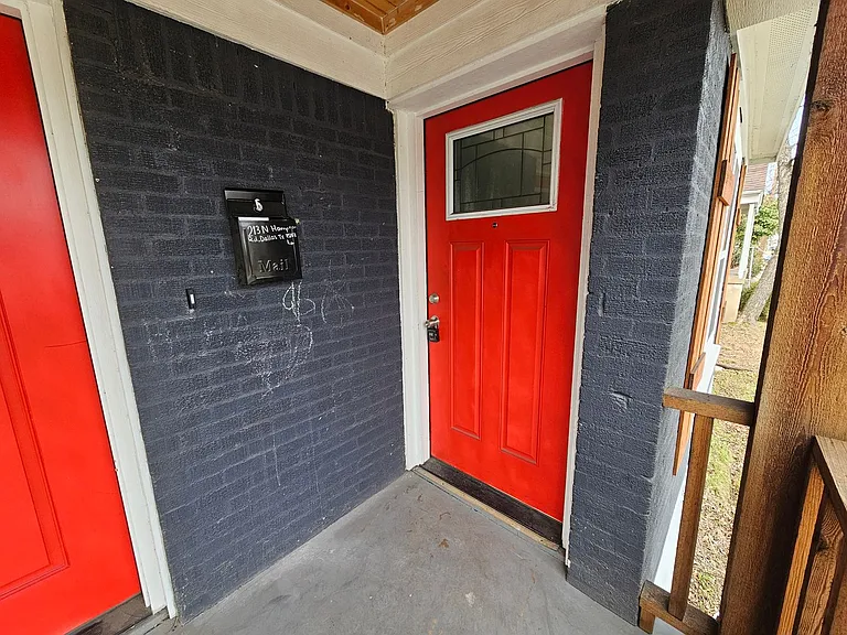213 N Hampton Rd — Photo 2