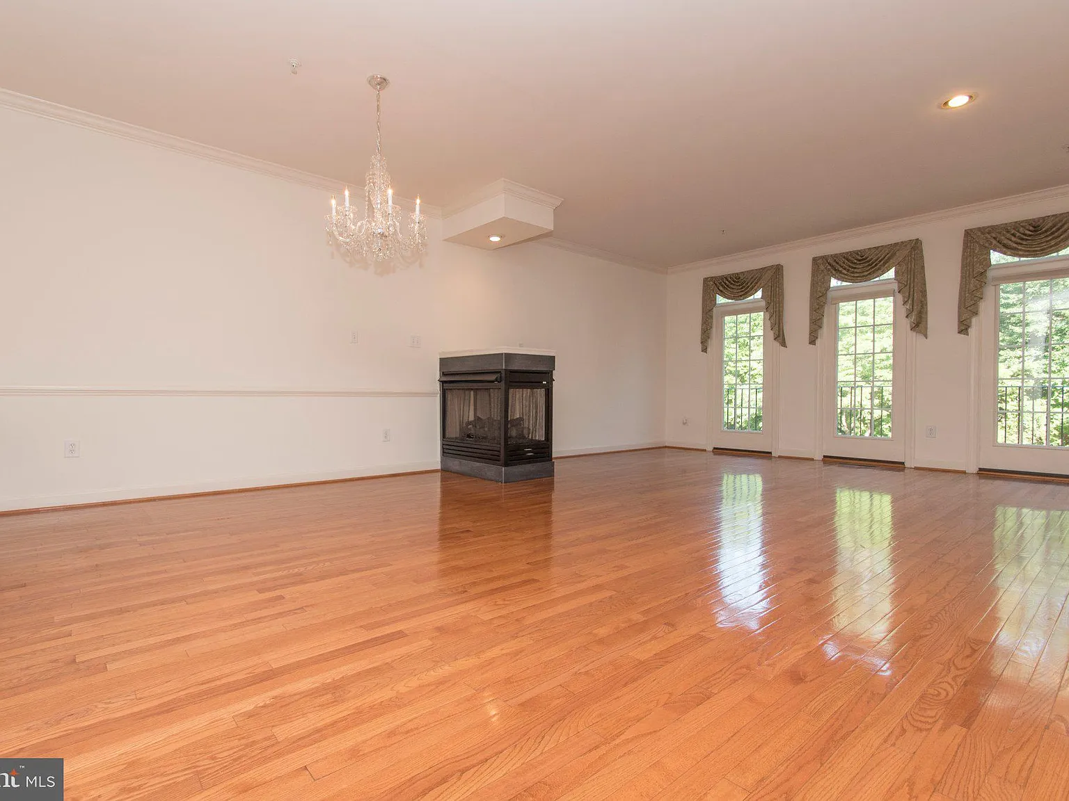 3 bed, 3.5 bath, 2944 sqft, $3,400 — Photo 2