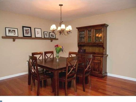 3rd image of 110 Valley Stream Cir