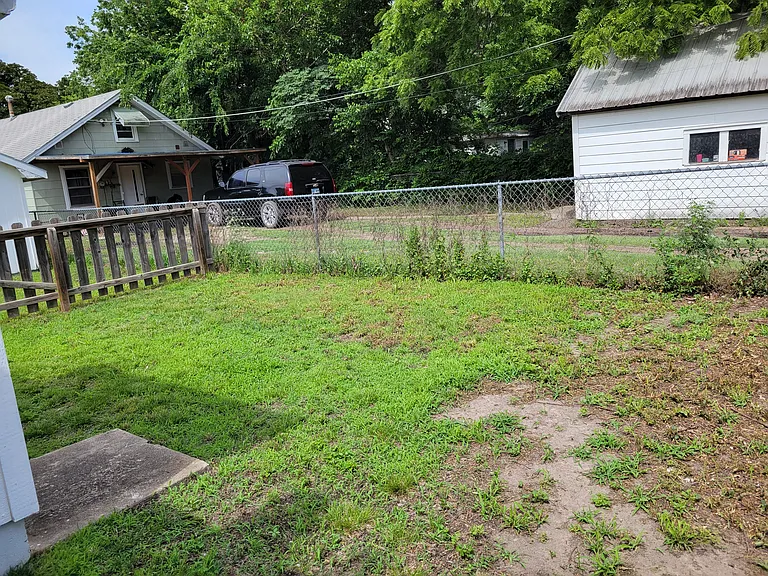 314 N Elm St — Photo 12
