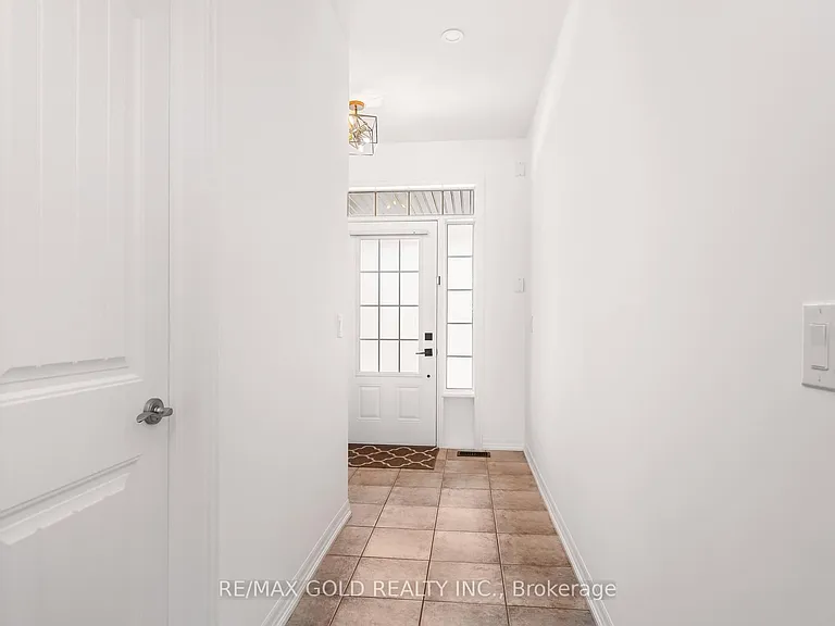 112 Hanson Cres — Photo 5