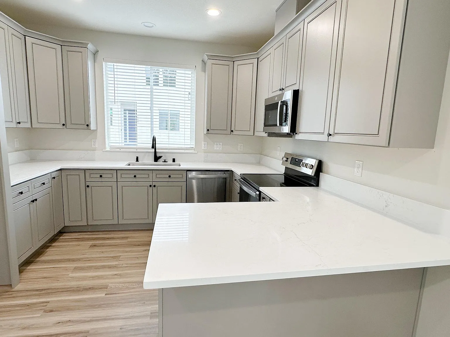3 bed, 2.5 bath, 1800 sqft, $2,300 — Photo 4