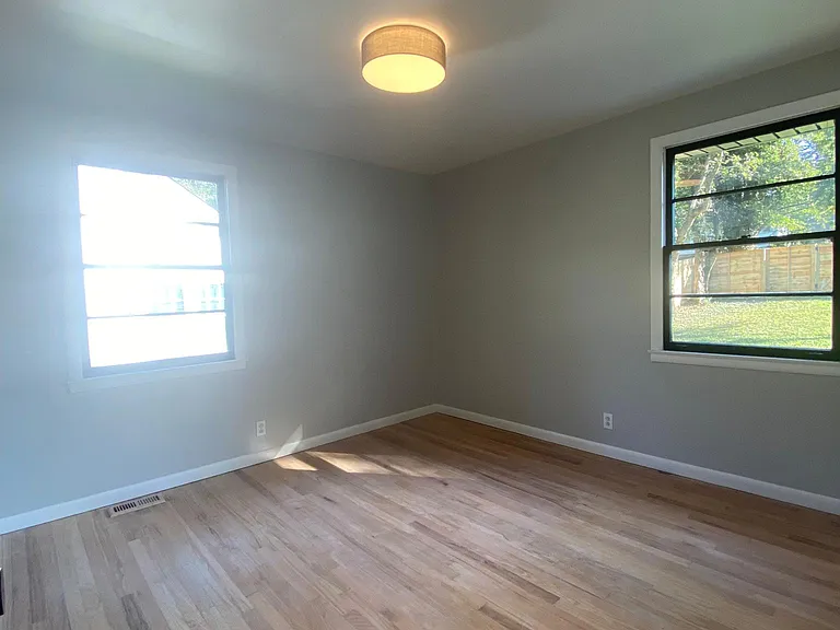 1406 Benjamin St — Photo 12