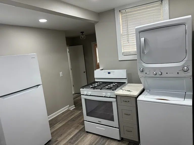 washer and dryer included !